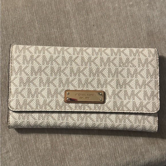 Michael Kors Handbags - Used Michael Kors trifold Women's Wallet